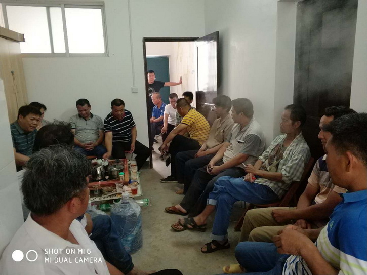 图为征地干部正在与七甲坡村民代表会谈